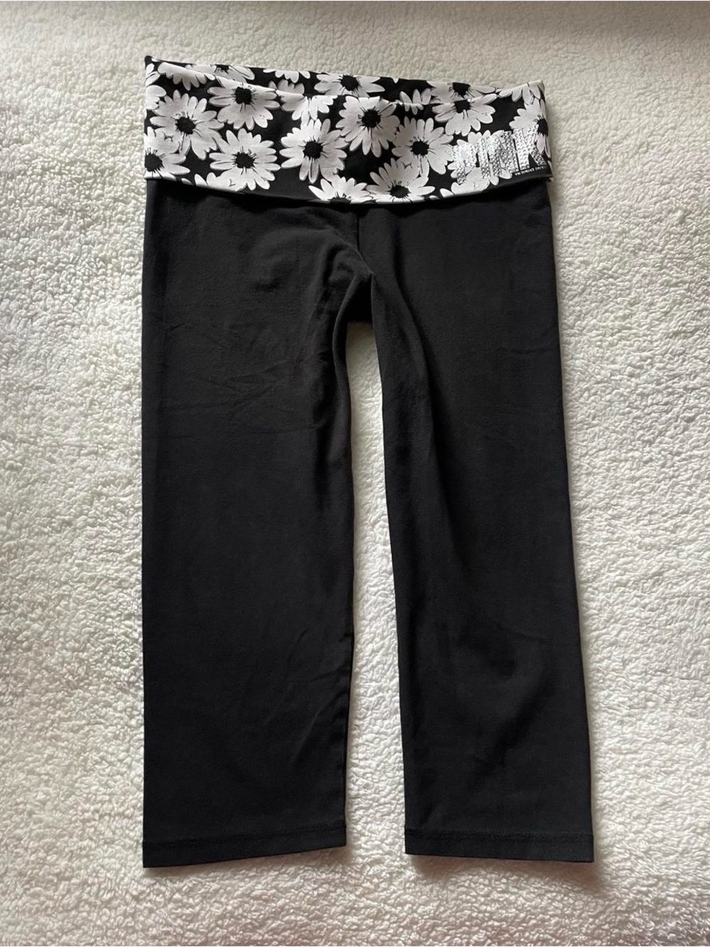 2000s VS PINK low rise fold over capri leggings with daisy print on waistband